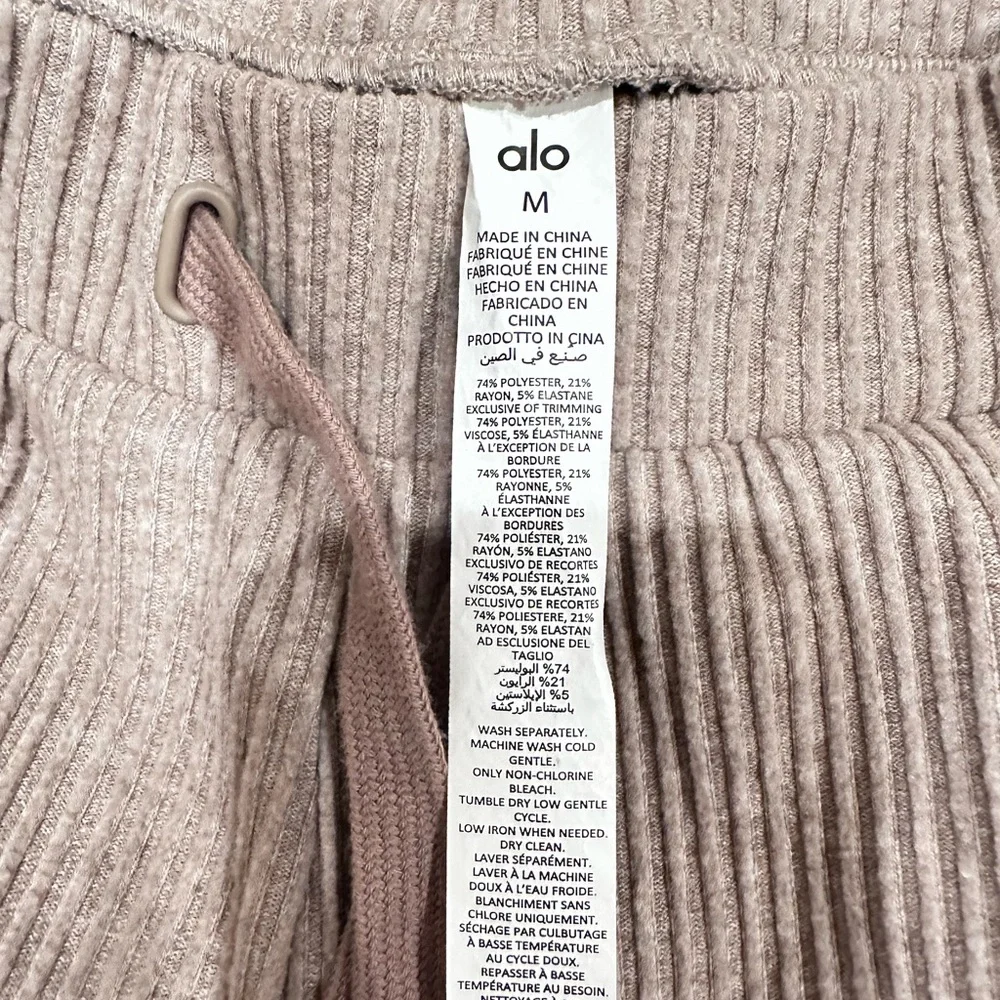 ALO Yoga Muse sweatpants - Picture 2 of 5